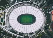 开云APP-暗夜极速与无声传奇，当F1引擎轰鸣遇见特奥的星光