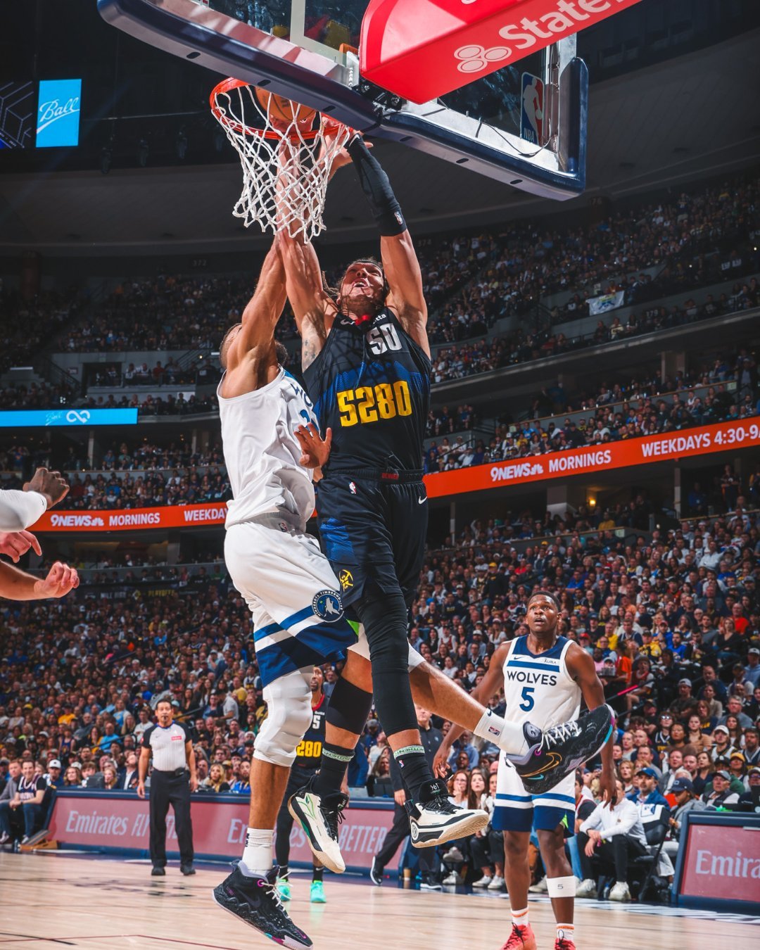 骑士翻盘灰熊，约基奇状态火热