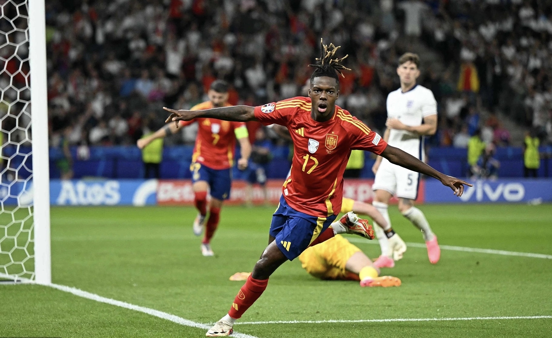 关于西班牙队在比赛中表现出色，轻松获胜的信息