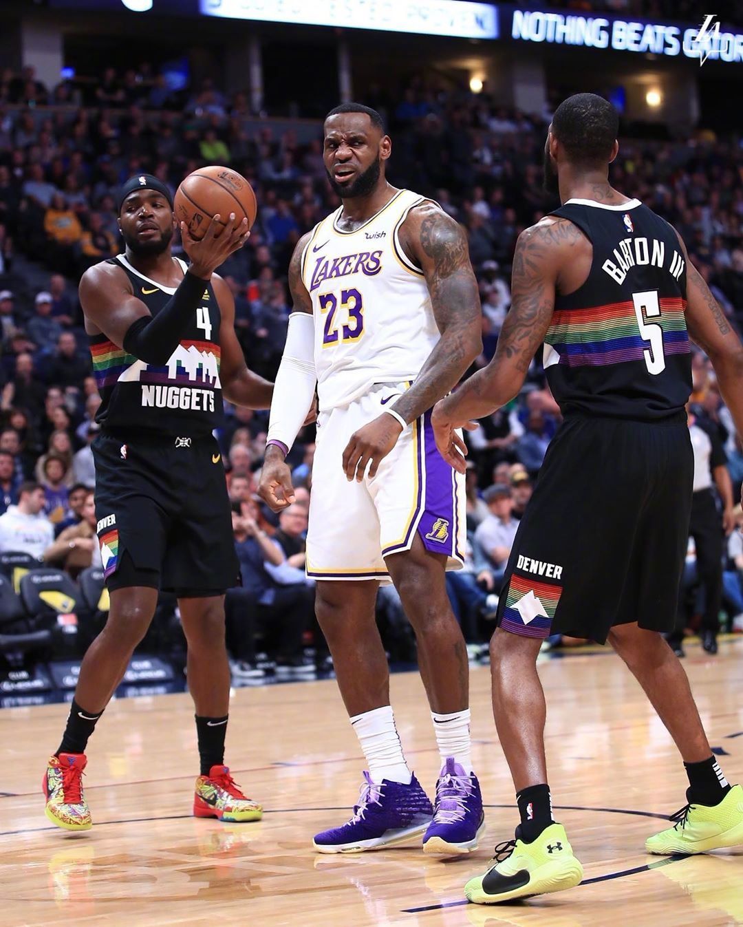 尼克斯碾压掘金，浓眉哥扛起全队的简单介绍