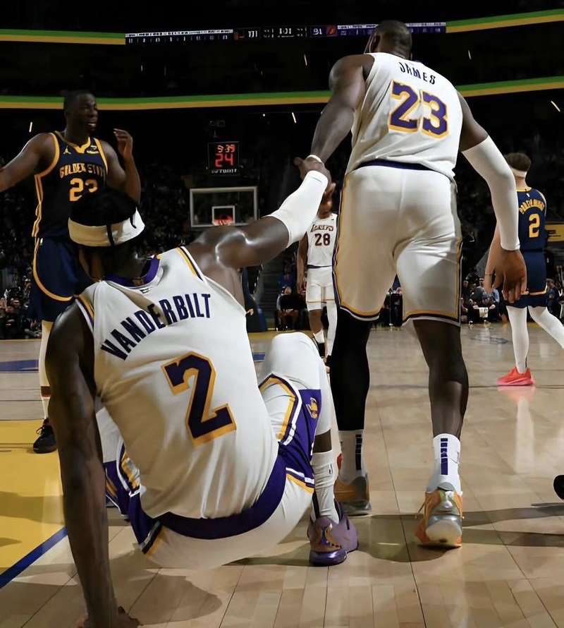 尼克斯碾压掘金，浓眉哥扛起全队的简单介绍