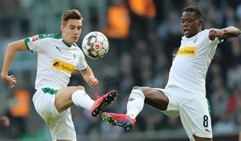 包含门兴格拉德巴赫客场获胜，继续保持良好状态的词条